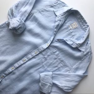 Gap light blue 100% linen button down shirt!